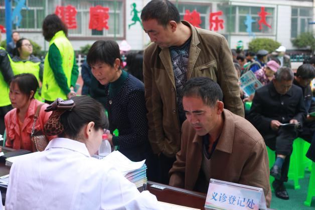 “關(guān)愛兒童·復(fù)聰行動”走進黔江 副區(qū)長謝承剛：用愛撐起希望的藍天